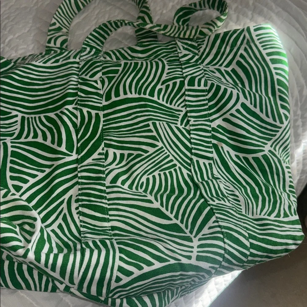 Green and White Patterned Tote Bag